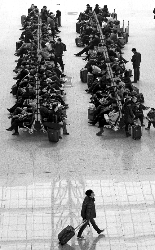 鄭州東站候車室，一些乘客在候車。