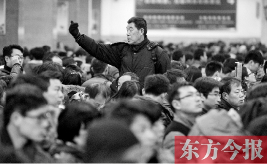 一場雨夾雪讓鄭州火車站的客流又增加了不少。昨天，售票大廳內(nèi)排隊(duì)購票的旅客摩肩接踵