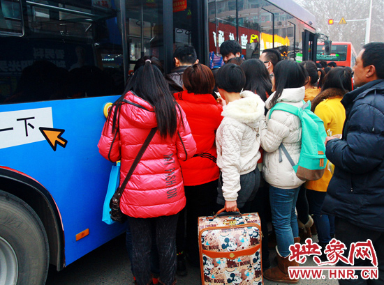 鄭州市金水路紫荊山公交樞紐站又現(xiàn)火爆場(chǎng)面。