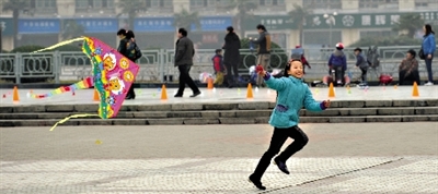 昨日,省會天氣晴好,春意盎然。上午,在綠城廣場,一個小女孩在快樂地放風箏。