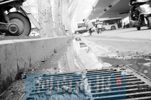 現(xiàn)場(chǎng)，污水流到了機(jī)動(dòng)車道上