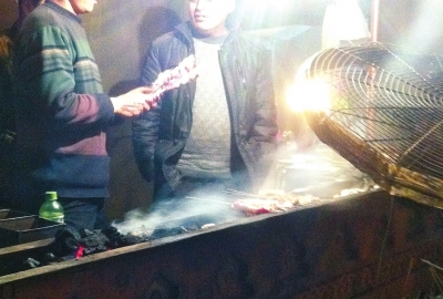 露天燒烤整夜煙熏火燎，路邊居民苦不堪言。