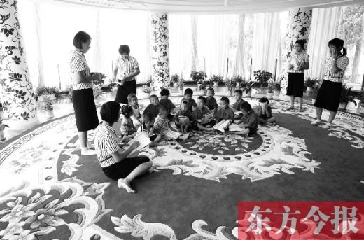 鄭州一幼兒園里的孩子在老師的帶領(lǐng)下讀《論語》。