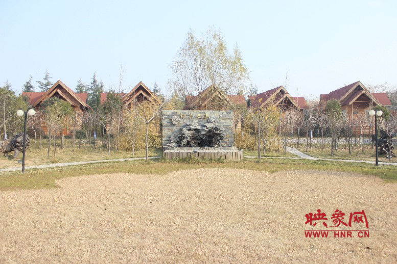 后面就是小別墅，前面是個(gè)廣場