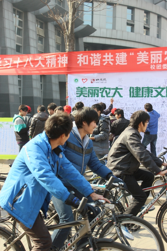 活動(dòng)現(xiàn)場人流涌動(dòng)，過路人群駐足觀看