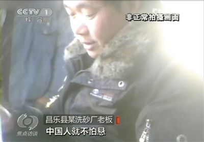 記者詢問砂石場老板，用這種沙蓋樓懸不懸，老板回答說，中國人不怕懸。央視截圖