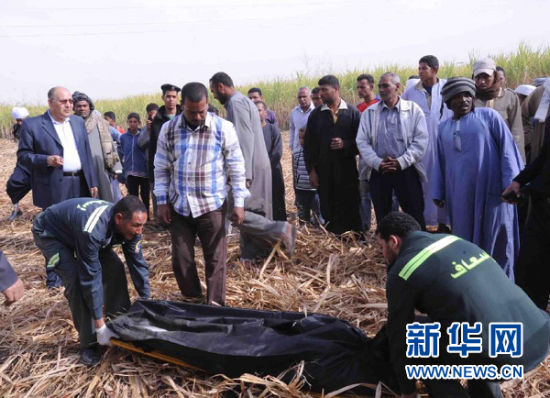 2月26日，在埃及旅游城市盧克索附近，急救人員在熱氣球事故現(xiàn)場搬運(yùn)遇難者遺體。 新華社發(fā)