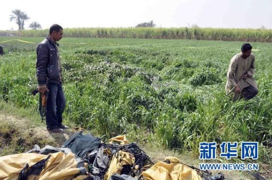 2月26日，在埃及旅游城市盧克索附近，當(dāng)?shù)匕踩藛T在發(fā)生熱氣球爆炸事故的現(xiàn)場查看。