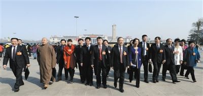 昨日，中國(guó)人民政治協(xié)商會(huì)議第十二屆全國(guó)委員會(huì)第一次會(huì)議在北京人民大會(huì)堂開幕。這是全國(guó)政協(xié)委員走向人民大會(huì)堂。新華社記者 陳樹根 攝