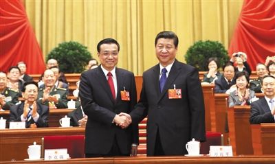 昨日，人大會議投票表決，決定李克強為國務(wù)院總理后，習(xí)近平和李克強親切握手。 新華社記者 蘭紅光 攝