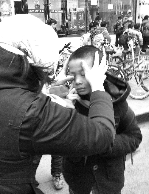 春天風(fēng)沙大，一孩子被風(fēng)沙瞇了眼