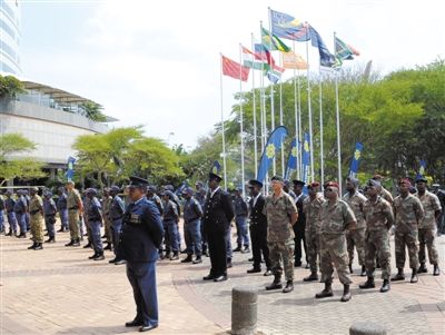 3月23日，南非警員參加德班峰會安保動員會。為確保峰會安全，南非政府從全國抽調(diào)3000名警察加強安保。 新華社發(fā)