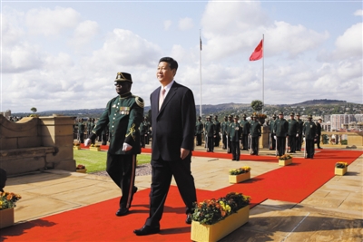 3月26日，南非總統(tǒng)祖馬在比勒陀利亞聯(lián)邦大廈前廣場(chǎng)舉行儀式，歡迎中國(guó)國(guó)家主席習(xí)近平訪問(wèn)南非。這是習(xí)近平檢閱儀仗隊(duì)。新華社記者 蘭紅光 攝