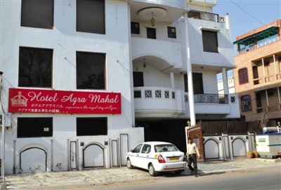 3月19日，印度北部阿格拉，一名英國(guó)女游客在旅館住店，有兩人企圖闖入她的房間，因害怕遭到強(qiáng)奸，她從旅