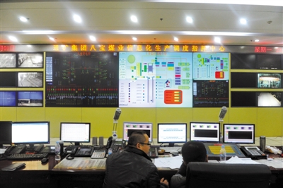 前日，八寶煤業(yè)公司，大家監(jiān)控井內(nèi)狀況。新華社 張楠 攝