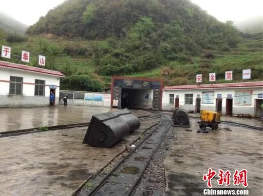 事故發(fā)生于5日晚22時(shí)許，事發(fā)時(shí)共有41人在井下作業(yè)，其中有32人安全升井，9人被困井下。