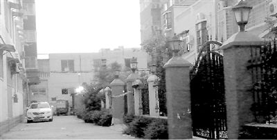 拉警戒線的地方就是高家居住的15號樓。高天峰居住在榮華小區(qū)一棟復(fù)式二層樓，三戶人家各有獨(dú)院。榮華小區(qū)一名業(yè)主供圖