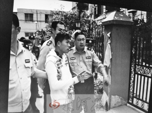 吳強指認(rèn)現(xiàn)場(翻拍),他是高胖雇用的殺手之一。