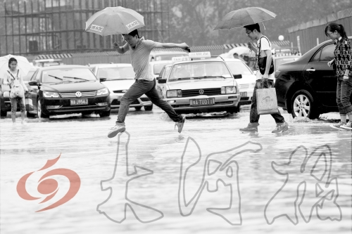 鄭州經(jīng)三路與北環(huán)交叉口處，積水較深，行人們不得不“練輕功”。 記者 白周峰 攝影