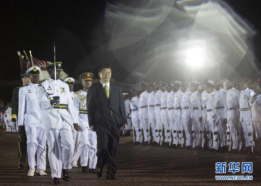 這是習近平主席檢閱儀仗隊。 蘭紅光 攝