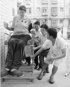 “亞洲第一巨人”來鄭州接受免費治療 沈翔/圖 “亞洲第一巨人”來鄭州接受免費治療 沈翔/圖