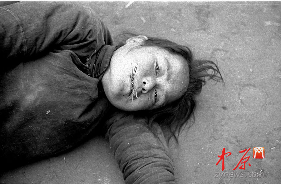 饑荒受災(zāi)者，她嘴里咬了幾根草