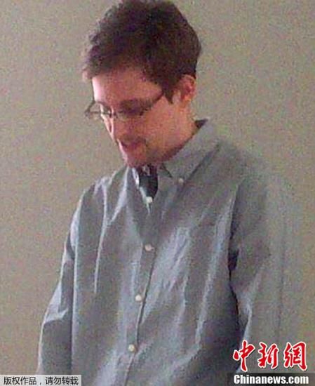 據(jù)外媒報(bào)道，美國(guó)“棱鏡”監(jiān)控計(jì)劃泄密者愛德華·斯諾登于莫斯科時(shí)間7月12日在莫斯科謝列梅捷沃機(jī)場(chǎng)與多