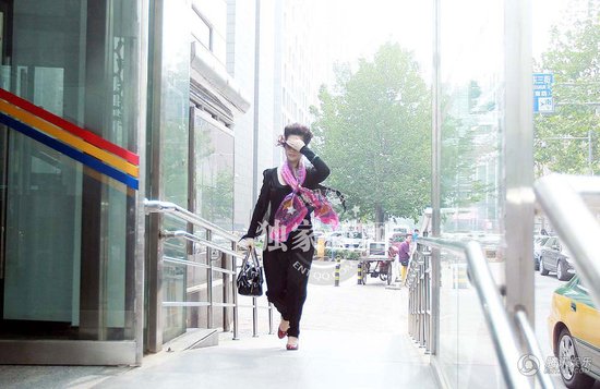 2013年7月22日，李某輪奸案庭前會(huì)議在海淀某法庭舉行，現(xiàn)場有大批媒體等候。