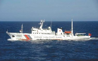24日在釣魚島附近海域巡航的中國海警船。