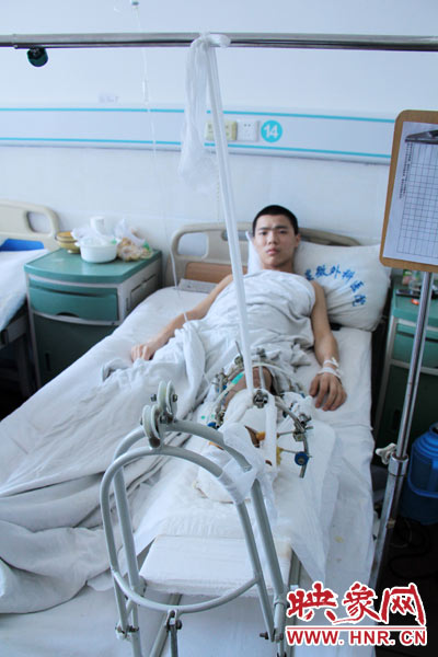 “如果有人肯幫我出4萬元的醫(yī)藥費(fèi)，我愿意為他免費(fèi)工作3年，多苦多累都行。”7月26日，躺在病床里上的