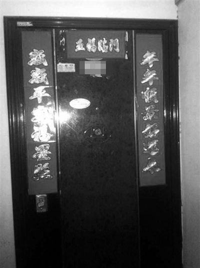 昨天22時(shí)許,被摔女童家房門緊閉,多名家屬稱,在協(xié)商處理孩子后事。新京報(bào)記者 楊鋒 攝