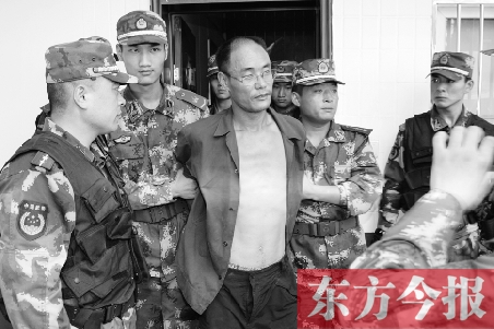 7月27日13時50分許，駐馬店市西平縣的“7·25”連環(huán)殺人案犯罪嫌疑人丁金華（左三）在禹州落網