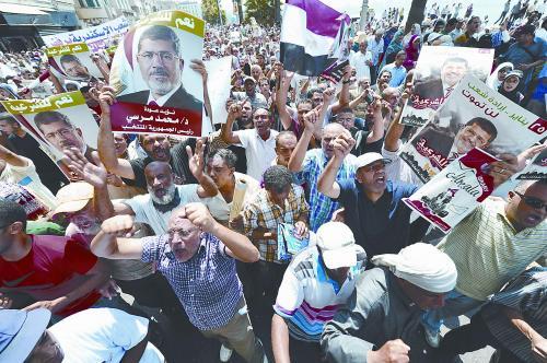 16日，穆爾西的支持者進(jìn)行“憤怒的星期五”大游行，抗議軍方清場(chǎng)行動(dòng)造成嚴(yán)重人員傷亡。