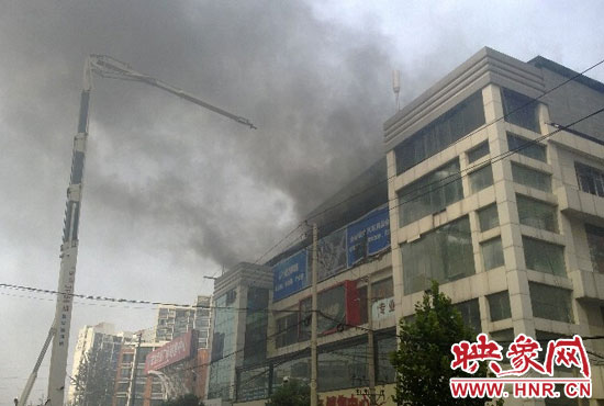 高空滅火消防車在努力控制火勢(shì)