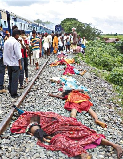 19日，事故現(xiàn)場(chǎng)遇難者的遺體。