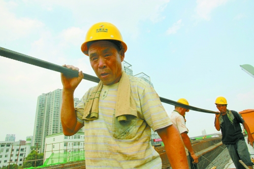 農(nóng)民工工作辛苦，權(quán)益理應(yīng)有保障。