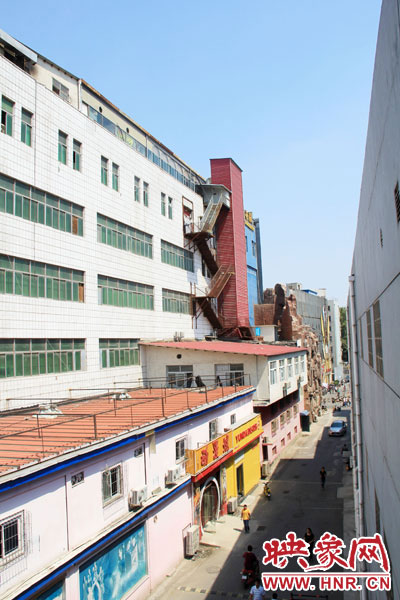 該家具賣場共6層樓，第7層建筑與其他樓層風(fēng)格迥然不同，有明顯后期加蓋痕跡