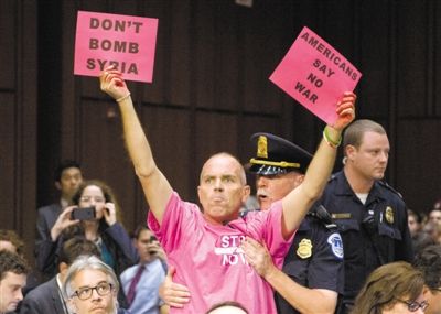 3日，美參議院外委會舉行敘利亞問題聽證會，民眾在現(xiàn)場示威，抗議美國軍事干預(yù)敘利亞。