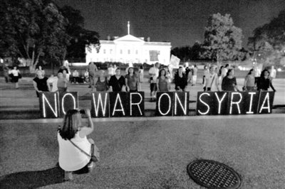 10日，華盛頓，美國反戰(zhàn)民眾在白宮前抗議對敘動武。
