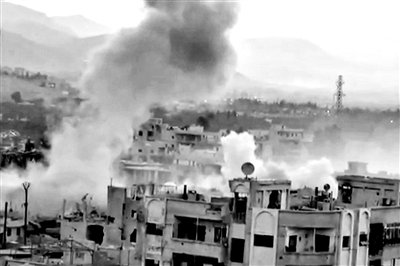 　10日公布的視頻顯示，敘利亞大馬士革地區(qū)，樓房遭重型火炮襲擊，現(xiàn)場濃煙滾滾。