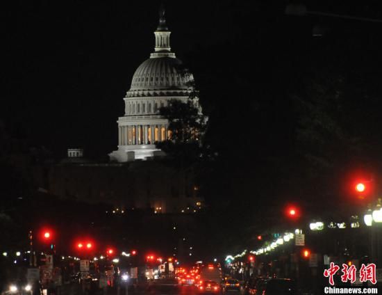 入夜后國會山前警燈一片，加強(qiáng)警戒。中新社發(fā) 德永健 攝