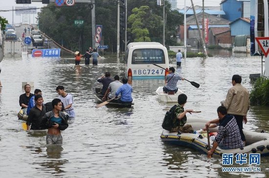 臺風“菲特”造成浙江余姚市城區(qū)大面積被淹，城市交通基本癱瘓，部分區(qū)域停電停水。