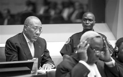 9月26日，荷蘭海牙，利比里亞前總統(tǒng)查爾斯·泰勒在法庭接受審判。