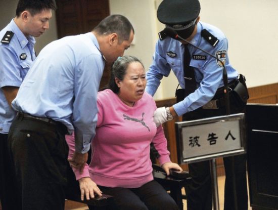 9月24日，在公訴人宣讀起訴書時(shí)，丁書苗因身體不停顫抖一度站立不穩(wěn)，被法警扶住