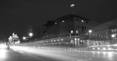 美國(guó)駐德國(guó)大使館夜景，這里被懷疑設(shè)有監(jiān)聽站。