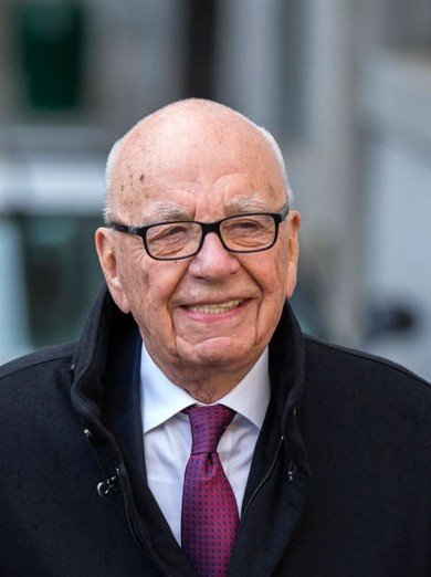 20日，從最高法院出來，默多克一臉輕松。路透社