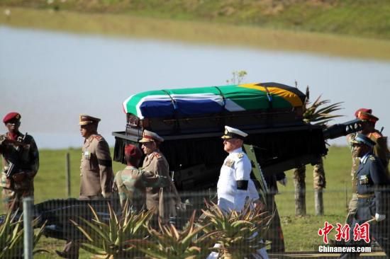 圖為南非海、陸、空三軍首腦為曼德拉護(hù)靈。宋方燦 攝