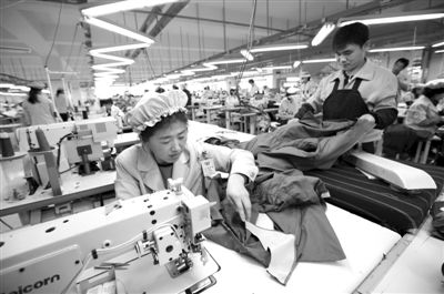 12月19日，朝鮮工人在開城工業(yè)園區(qū)工作。當日，由二十國集團（G20）的經(jīng)濟官員、國際金融組織相關(guān)負責(zé)人以及各國記者等組成的國際代表團訪問工業(yè)園區(qū)。今年4月朝鮮單方面關(guān)閉開城工業(yè)園，9月才宣布重開。新華社發(fā)