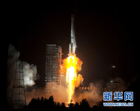 12月21日,載有玻利維亞通信衛(wèi)星的長征三號(hào)乙運(yùn)載火箭點(diǎn)火發(fā)射。當(dāng)日零時(shí)42分,我國在西昌衛(wèi)星發(fā)射中心用長征三號(hào)乙運(yùn)載火箭,成功將玻利維亞通信衛(wèi)星發(fā)射升空,衛(wèi)星順利進(jìn)入預(yù)定軌道。玻利維亞通信衛(wèi)星是該國擁有的第一顆衛(wèi)星。新華社記者 燕雁 攝