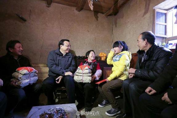 27日，李克強到安康旬陽金坡村看望留守兒童。